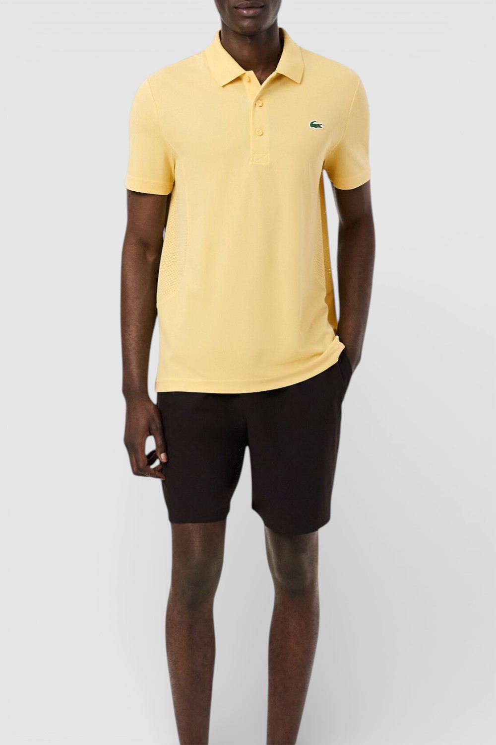 תמונת כל הלוק של חולצת פולו